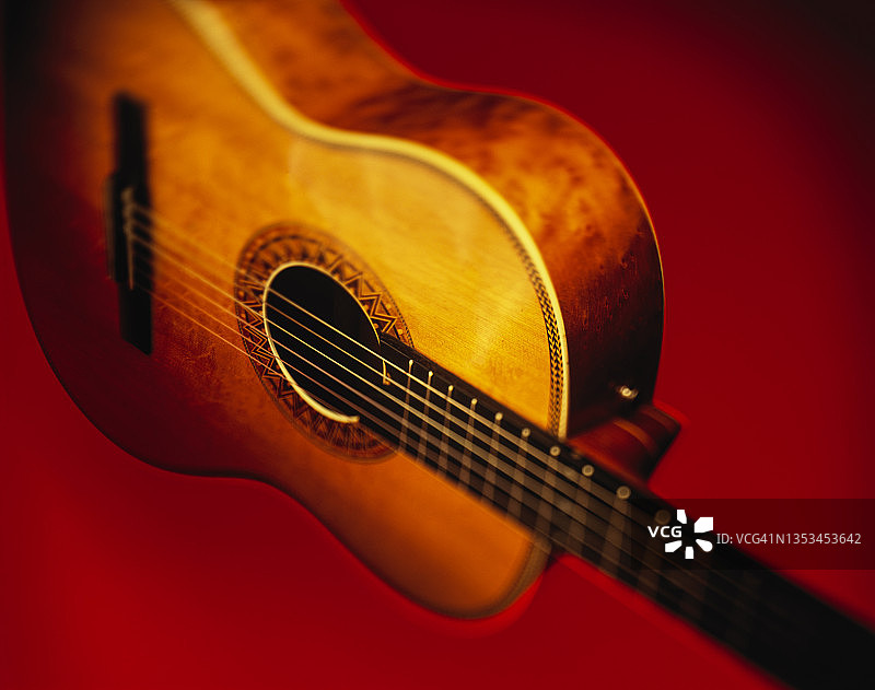 红色背景上的吉他图片素材
