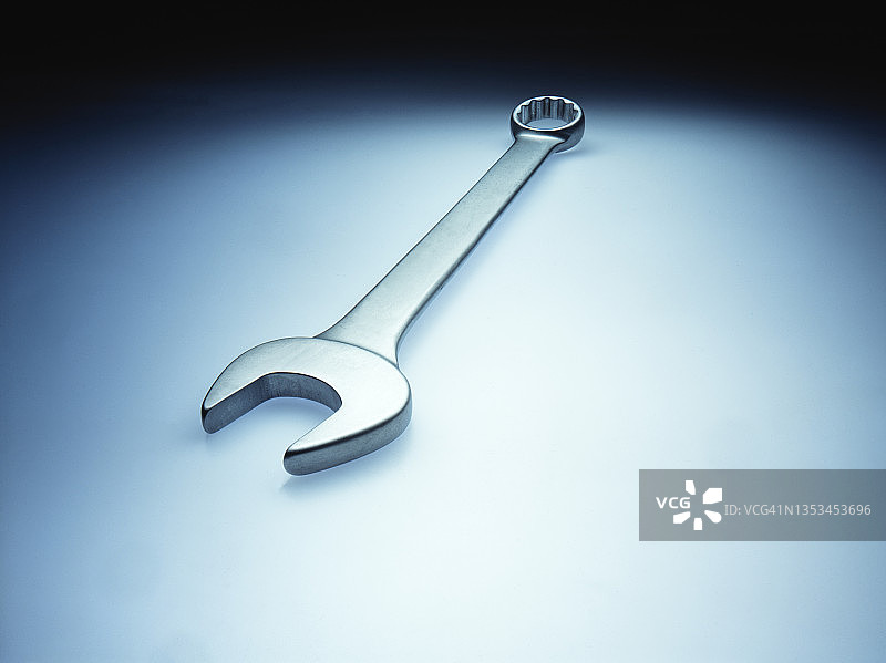 纯色背景上的扳手图片素材