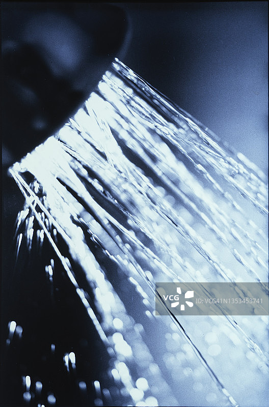 淋浴喷头出水特写图片素材