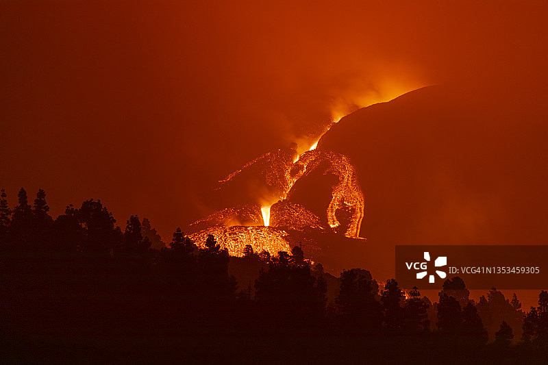 老峰火山喷发，火山锥和火山弹图片素材