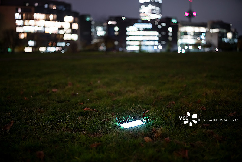 草地上的手机图片素材