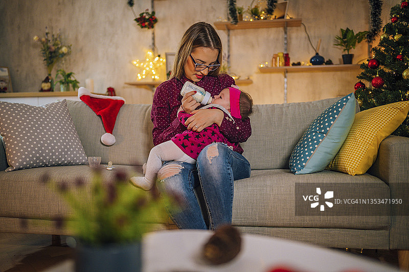 母亲在家中喂宝宝图片素材