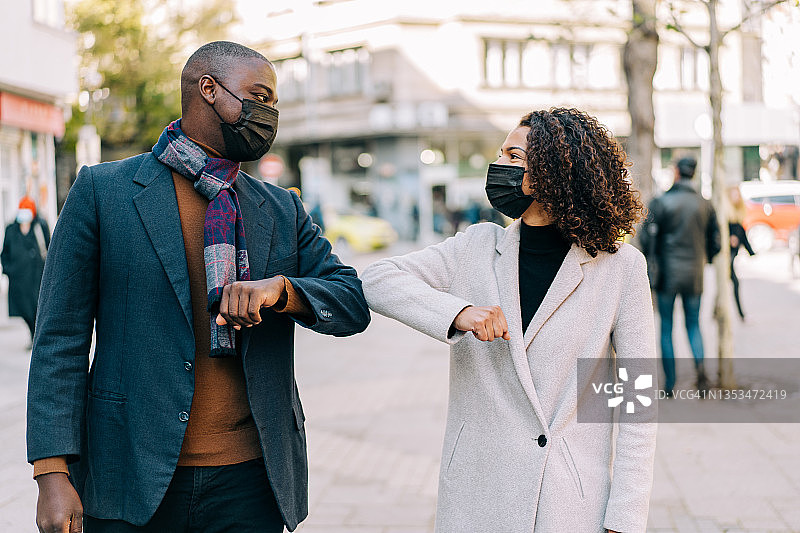 街头的碰肘问候图片素材