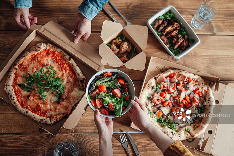 情侣在家分享外卖图片素材