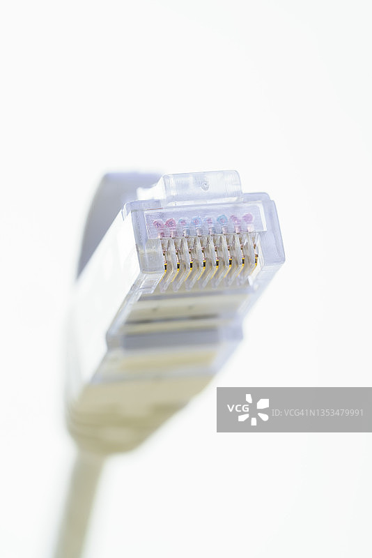 白色背景上的白色以太网线缆图片素材