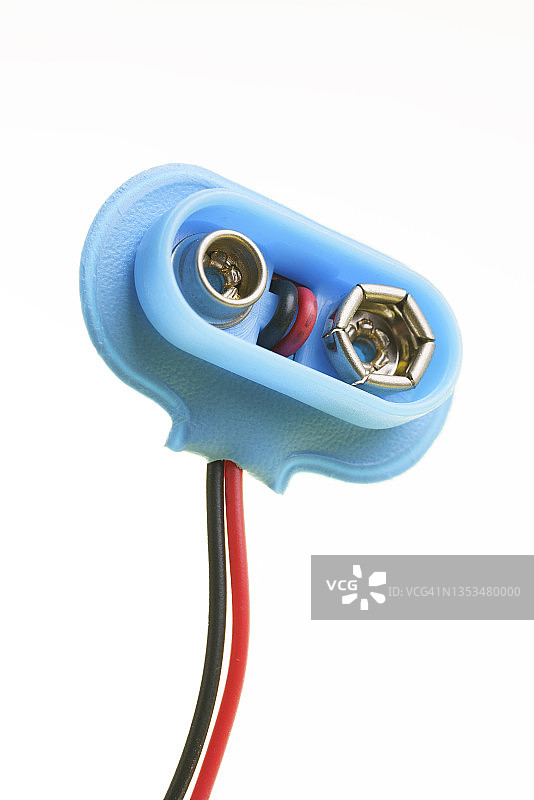 白色背景上的蓝色9伏电池连接器图片素材