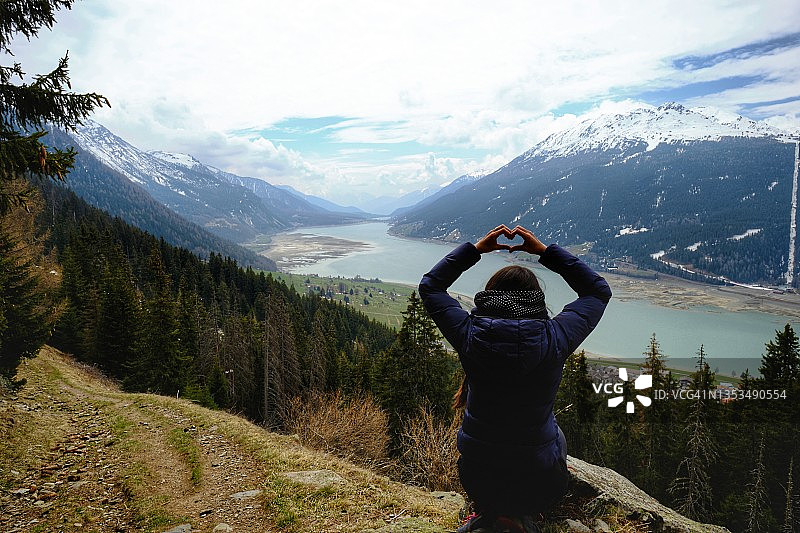 女孩看着山间湖泊图片素材