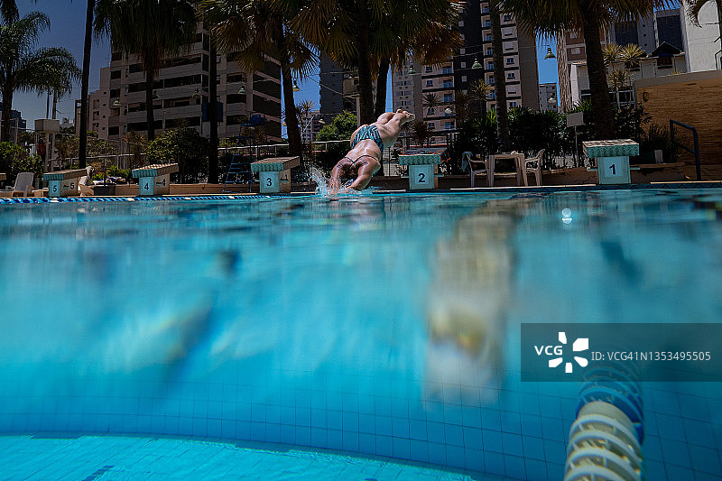 泳池游泳图片素材