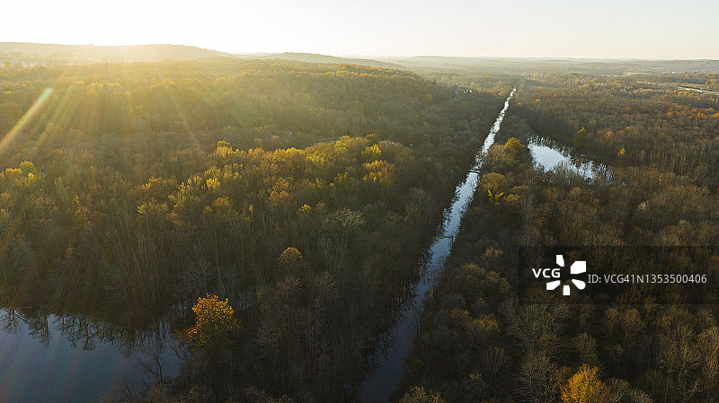 秋季伊利运河的航拍图片素材