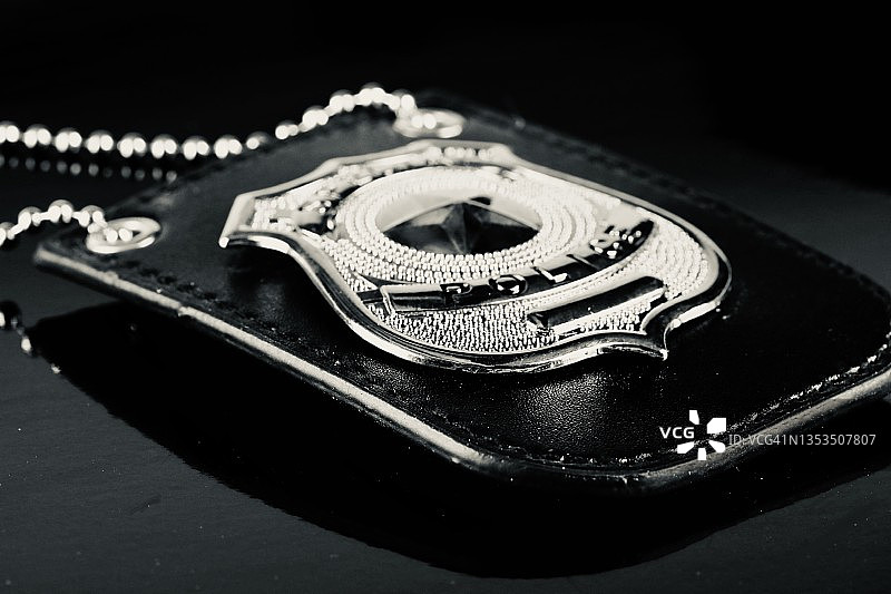 黑色背景上的警探徽章图片素材