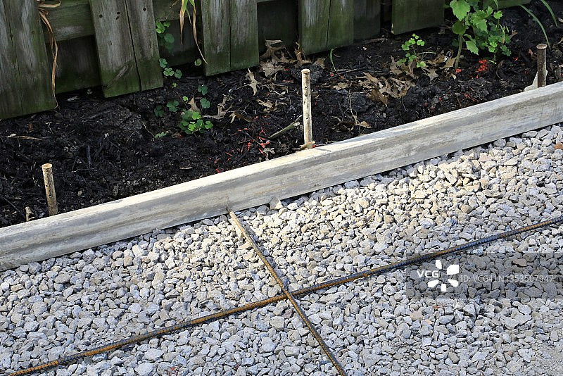 钢筋和侧轨制成的混凝土浇筑模板图片素材