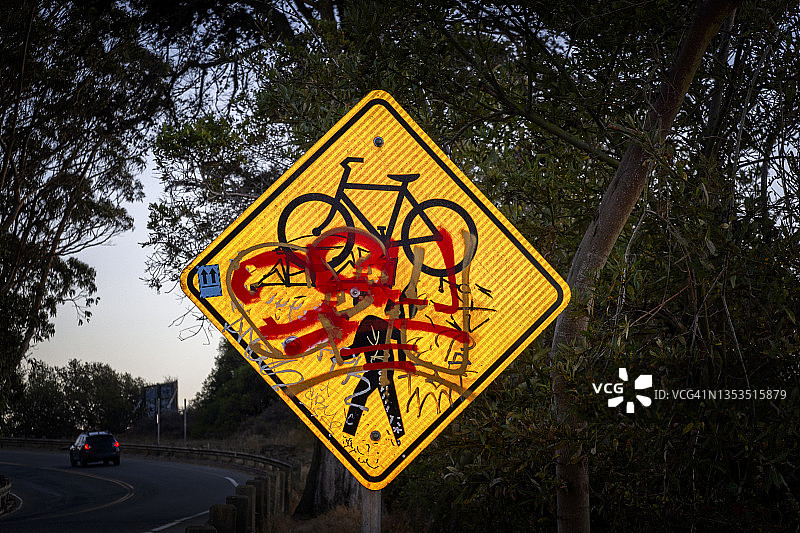 被破坏的路标图片素材