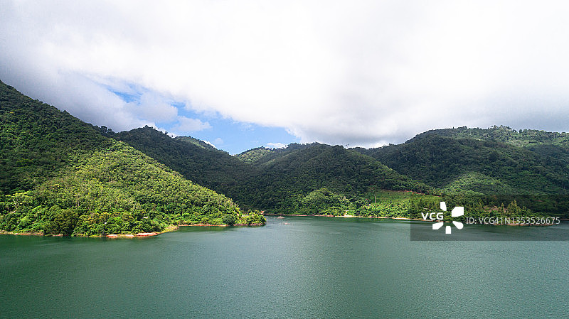 雨季的水坝湖泊和绿色山脉图片素材