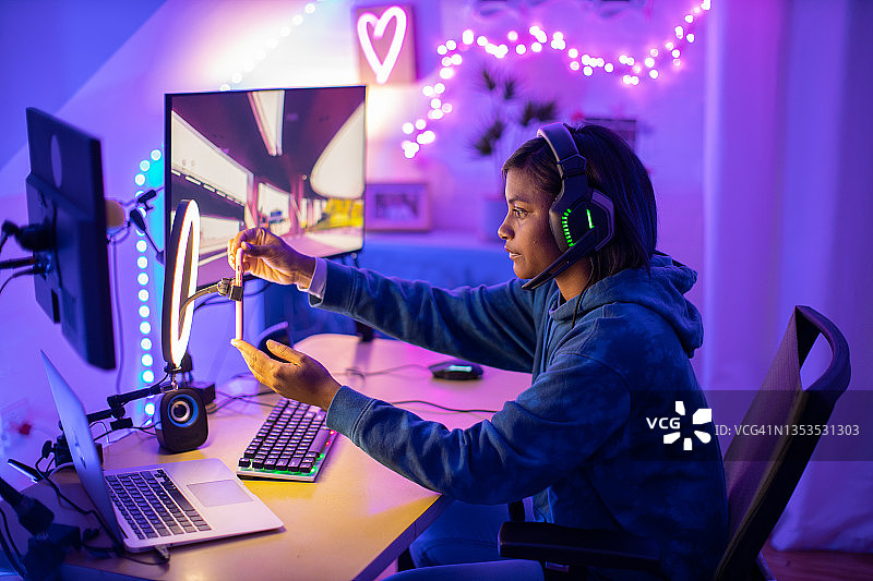 年轻的黑人女性游戏玩家在夜晚玩游戏图片素材