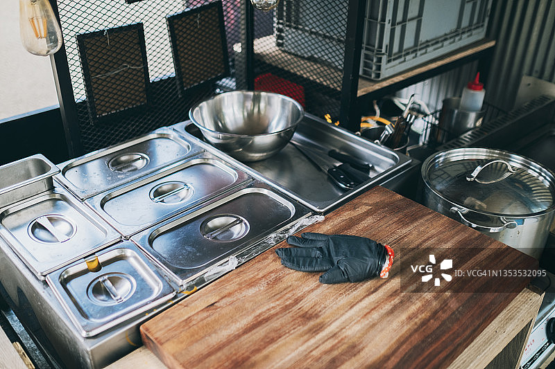 食品车主在开业前准备图片素材