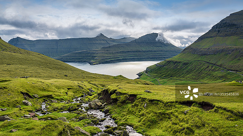 法罗群岛：从Funningsfjordur峡湾山景遥望卡尔索伊岛Eysturoy岛图片素材