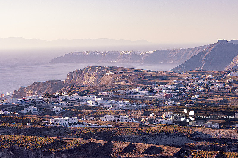 希腊南爱琴群岛圣托里尼火山口的火山地形图片素材
