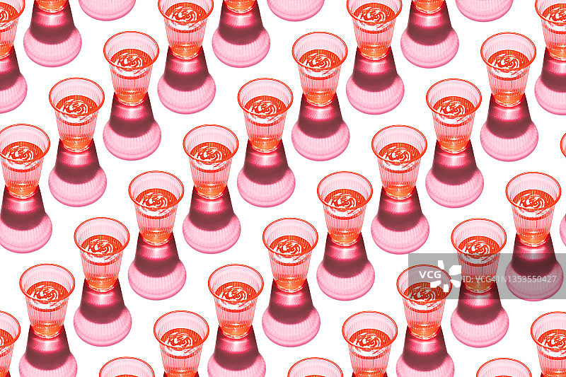 装满水的透明塑料杯重复图案图片素材