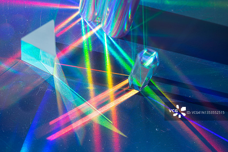 棱镜彩虹色光反射图片素材