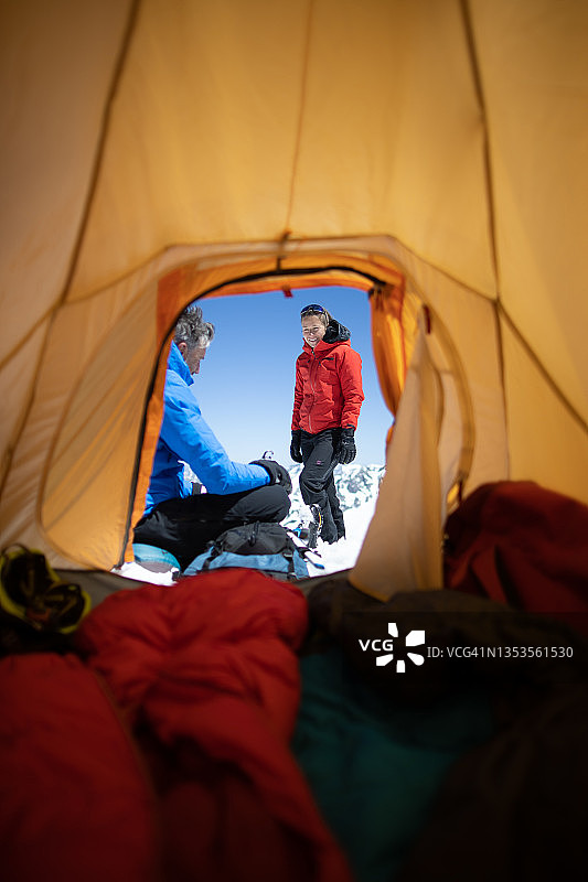 登山者饮水图片素材