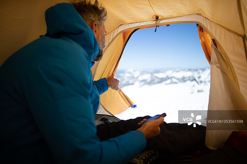 使用GPS的登山者图片素材