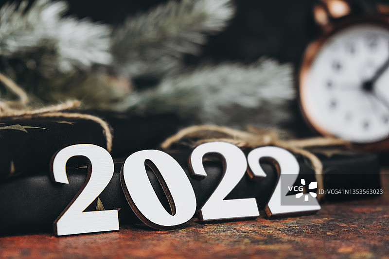 松枝背景上的礼品盒和白色木质2022年图片素材