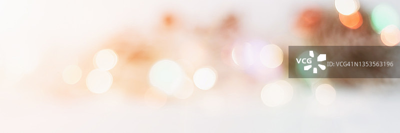 白色背景上云杉枝头的圣诞彩灯banner图片素材