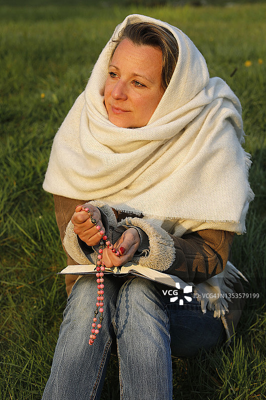 女子坐在花园里图片素材