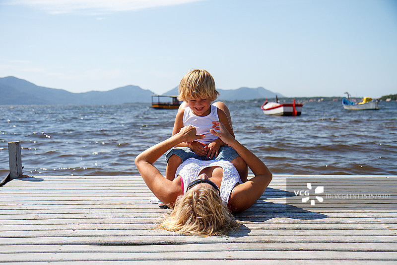 母子在码头上玩耍图片素材