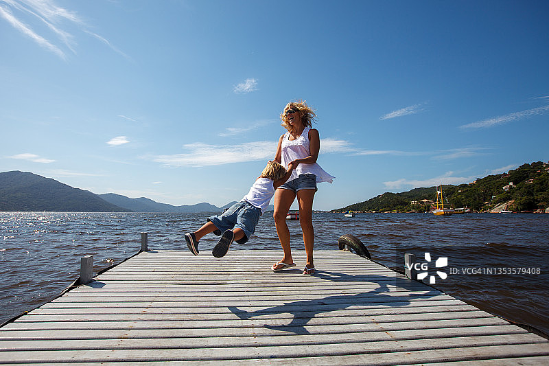 母子在码头上玩耍图片素材