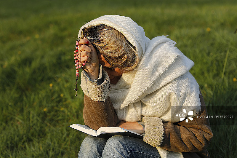 女子坐在花园里图片素材