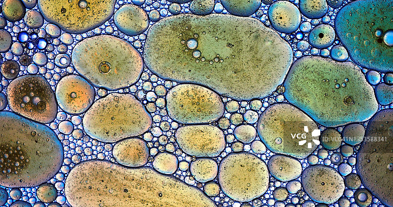 平底锅中橄榄油气泡和油滴的完整画面图片素材