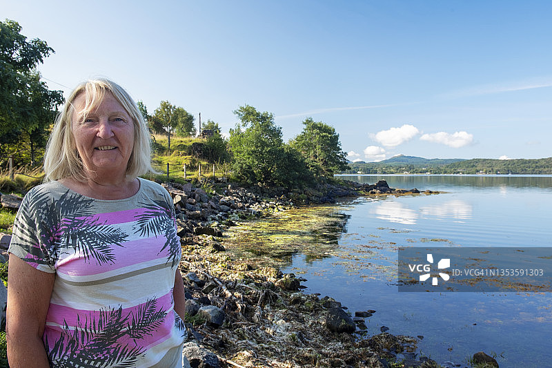 苏格兰海岸线上的老年女性肖像图片素材