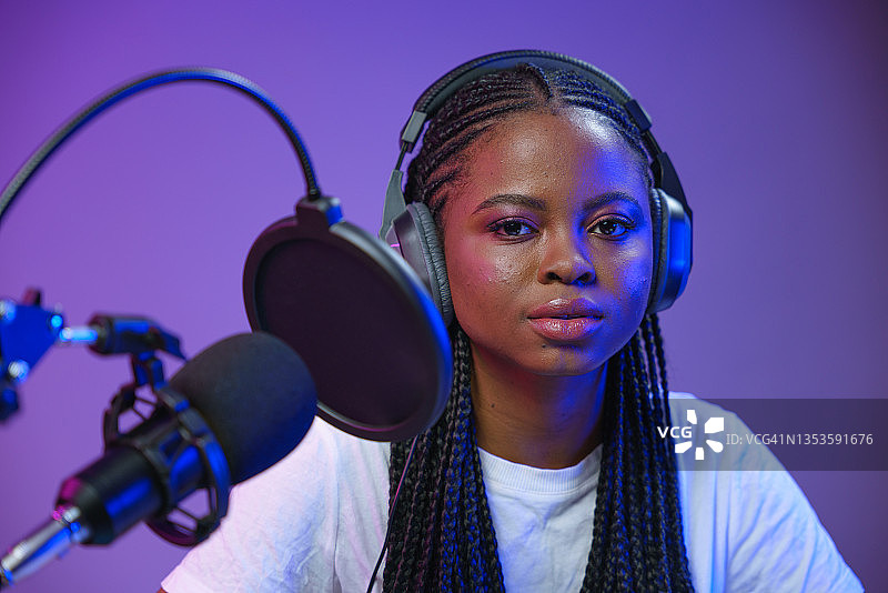 年轻女子博主正在直播图片素材