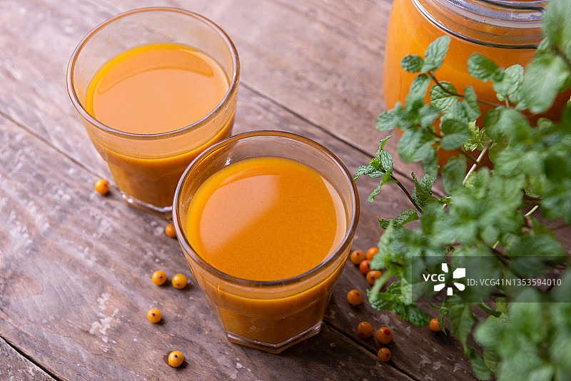 美味沙棘果汁和新鲜浆果图片素材