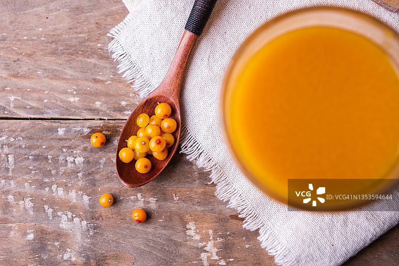 美味沙棘果汁和新鲜浆果图片素材