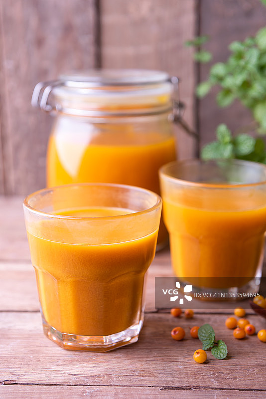 美味沙棘果汁和新鲜浆果图片素材