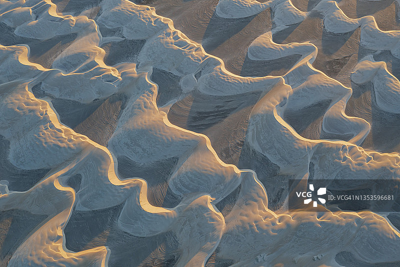 抛物线形沿海沙丘的航拍景色图片素材