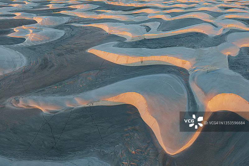 抛物线形沿海沙丘的航拍景色图片素材