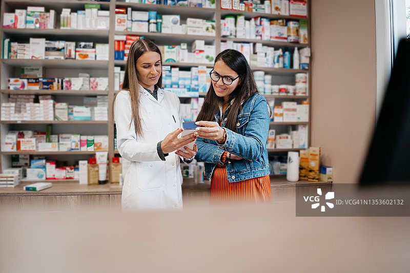 药剂师为顾客提供建议图片素材