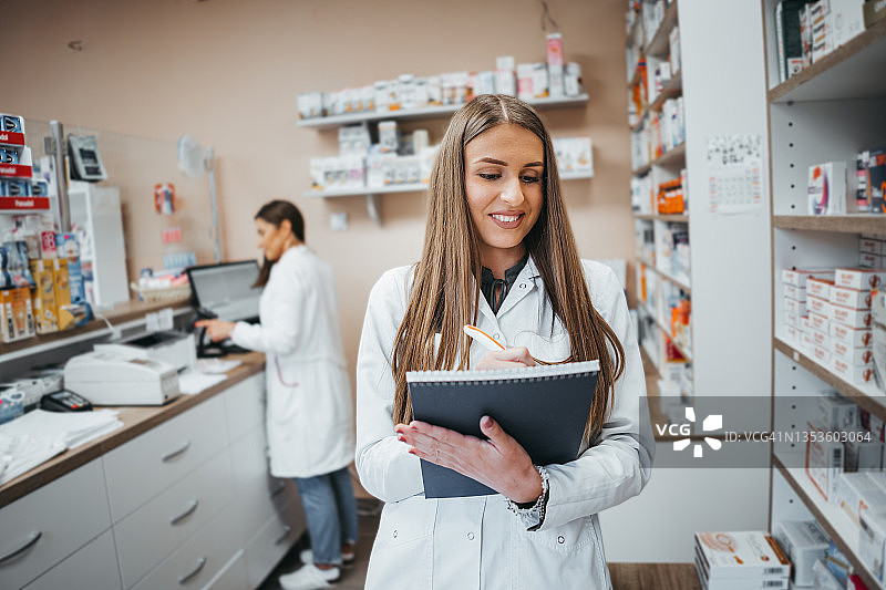 药剂师检查药品图片素材