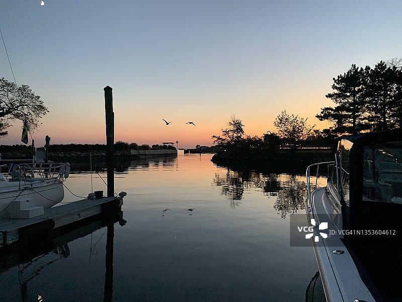 日落时分的防波堤图片素材