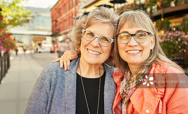 笑容满面的中年女性朋友在城市里享受一天图片素材