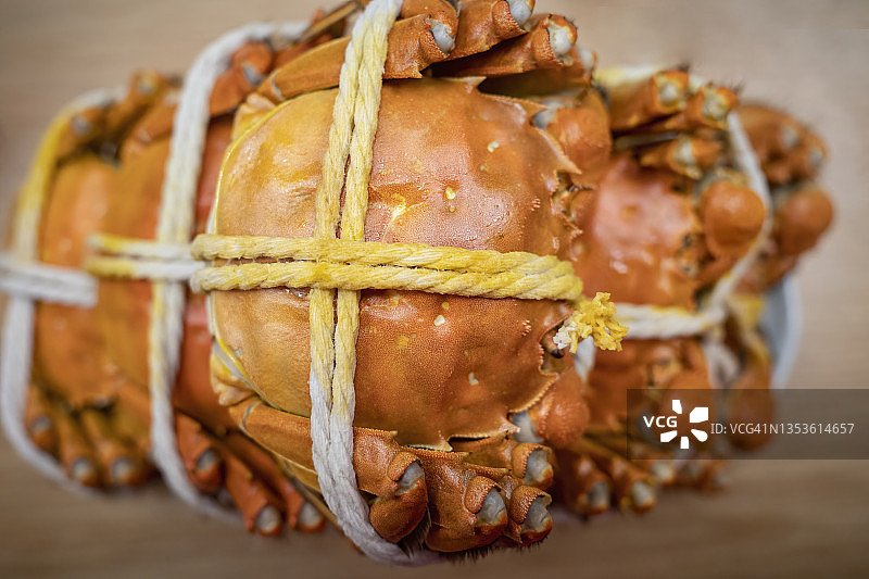 盘子里蒸熟变红的中华绒螯蟹图片素材