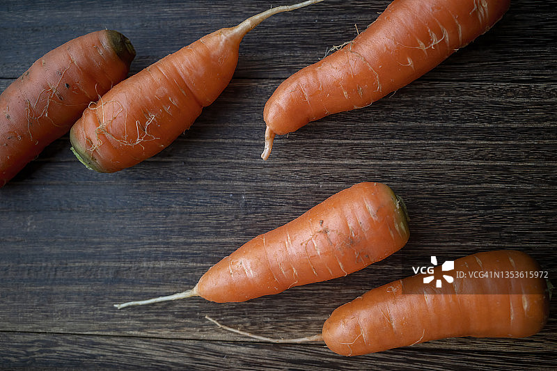 深色地板上的胡萝卜图片素材