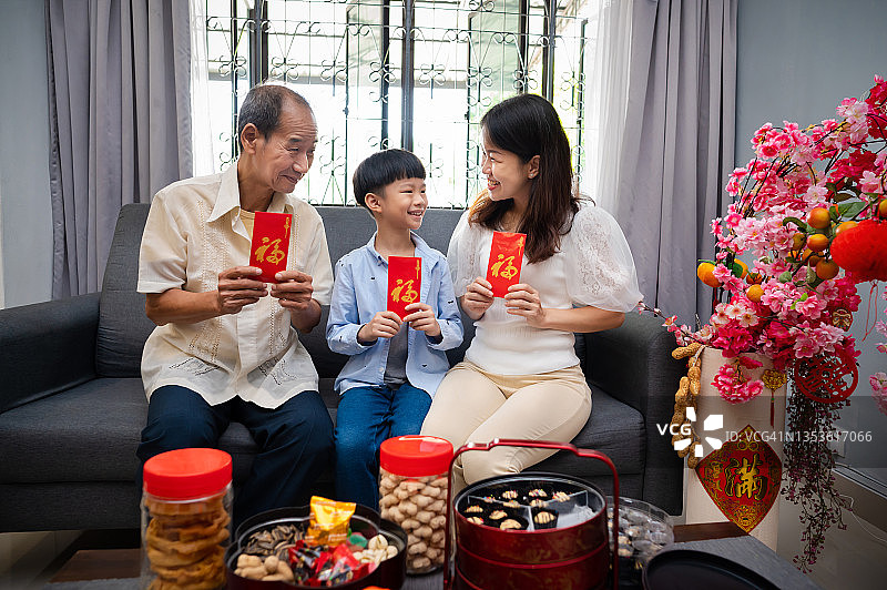 快乐微笑的华人家庭一起庆祝中国新年图片素材