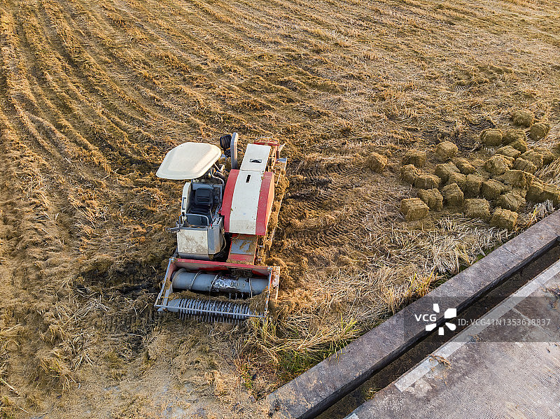 收割后停在农田上的收割机图片素材