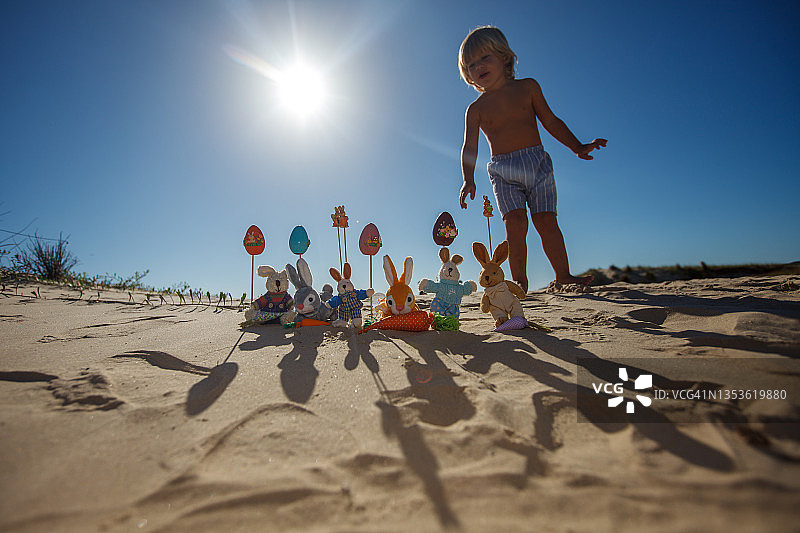 儿童玩复活节兔子图片素材