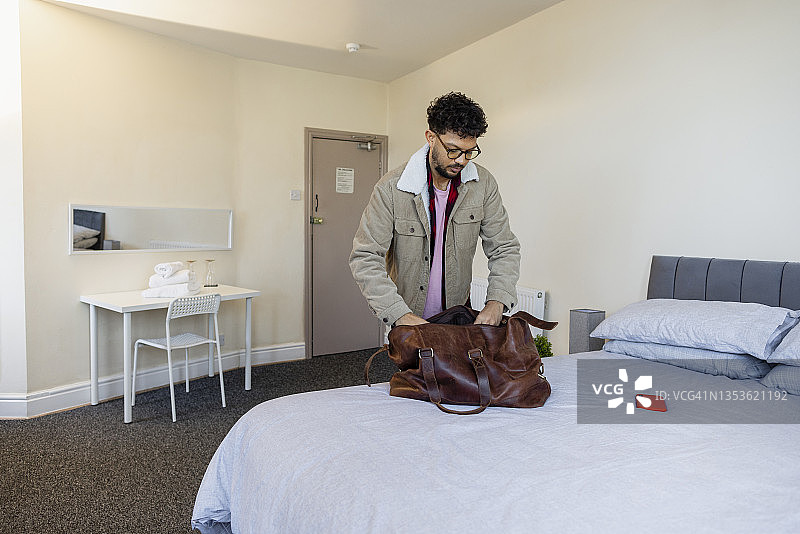 为他的住宿做准备图片素材