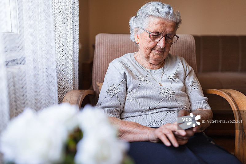 快乐的女人坐在家里使用图片素材